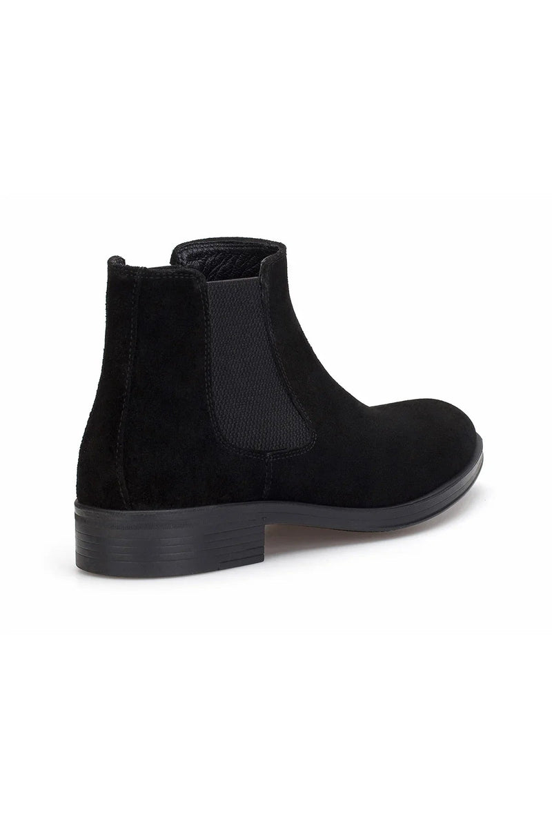 Detailaufnahme des elastischen Einsatzes an der Vorderseite der Wildleder Chelsea Boots