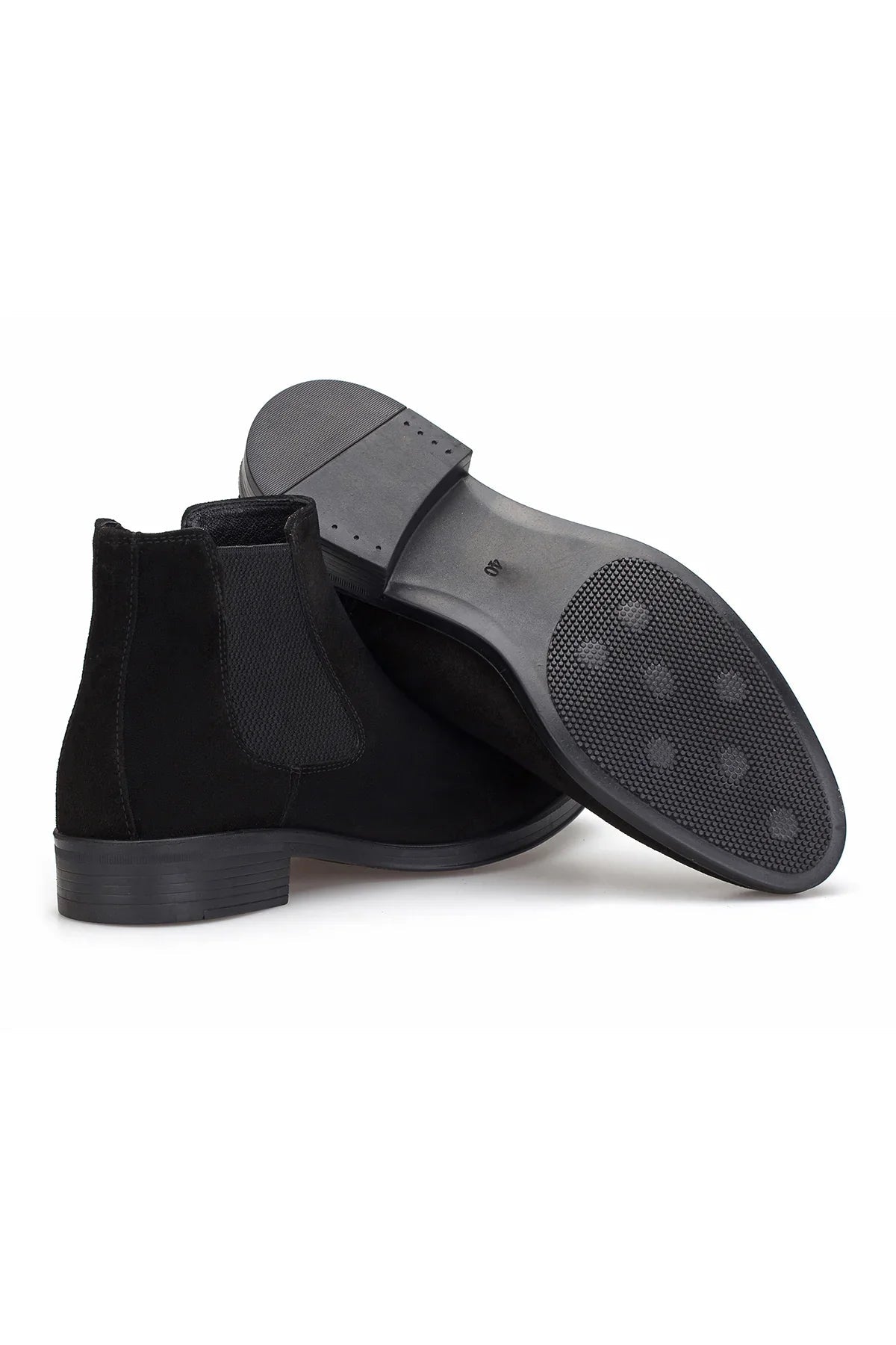 Modebeispiel: Schwarze Wildleder Chelsea Boots getragen zu einem eleganten Outfit