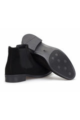 Modebeispiel: Schwarze Wildleder Chelsea Boots getragen zu einem eleganten Outfit