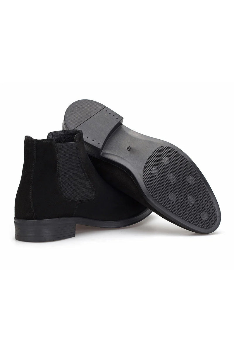 Modebeispiel: Schwarze Wildleder Chelsea Boots getragen zu einem eleganten Outfit