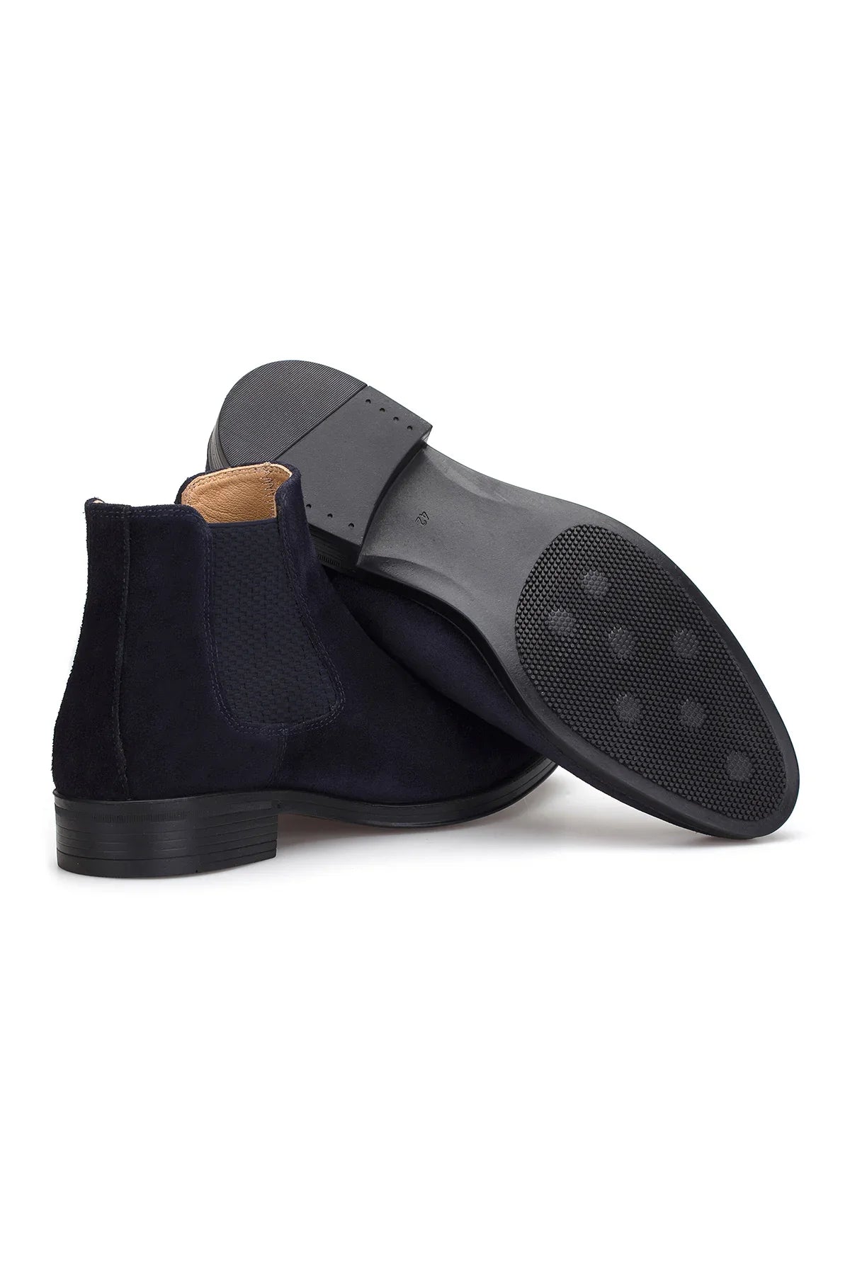 Modebeispiel: dunkelblaue Chelsea-Boots kombiniert mit dunklem Anzug für einen eleganten Look