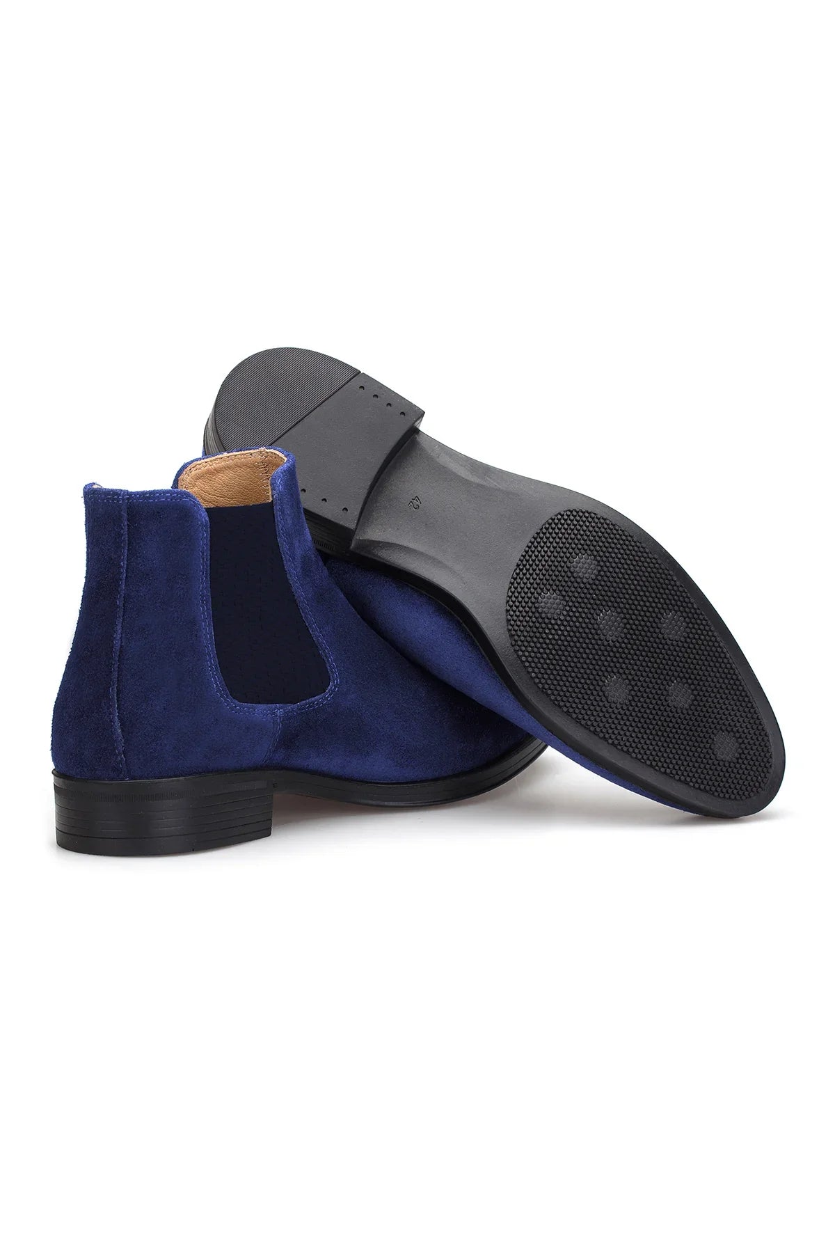 Chelsea Boots Wildleder Blau – getragen an einem eleganten Herrenoutfit