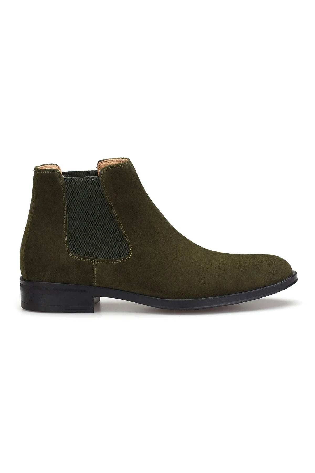 Seitliche Perspektive der Wildleder Chelsea Boots in Khaki, rutschfeste Gummisohle sichtbar