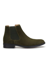 Seitliche Perspektive der Wildleder Chelsea Boots in Khaki, rutschfeste Gummisohle sichtbar