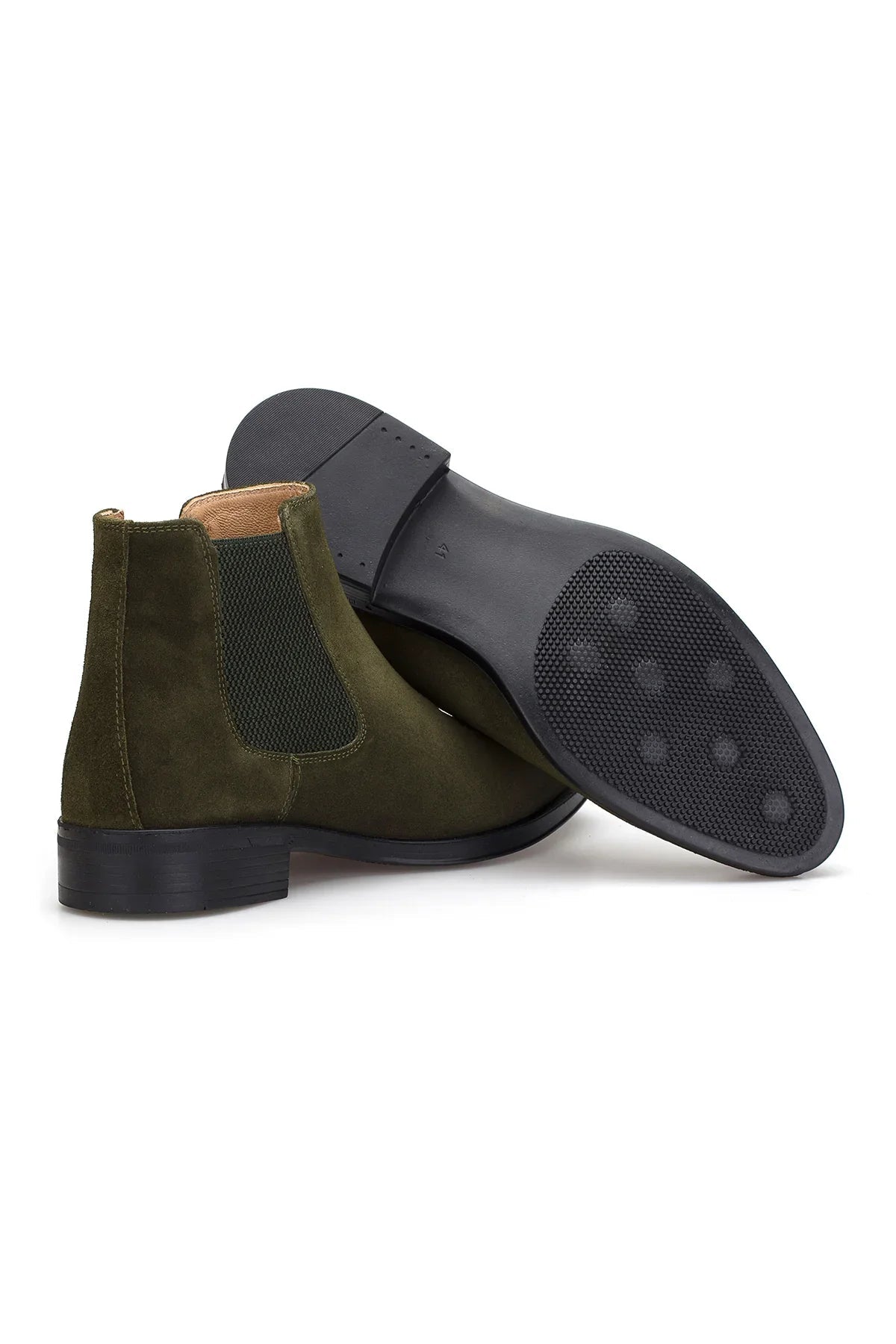 Modeller trägt Wildleder Chelsea Boots Khaki, elegante Kombination mit Jeans