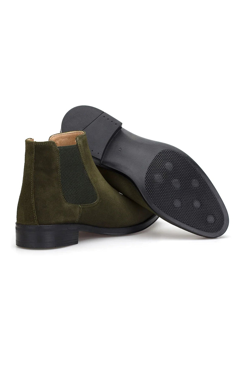 Modeller trägt Wildleder Chelsea Boots Khaki, elegante Kombination mit Jeans