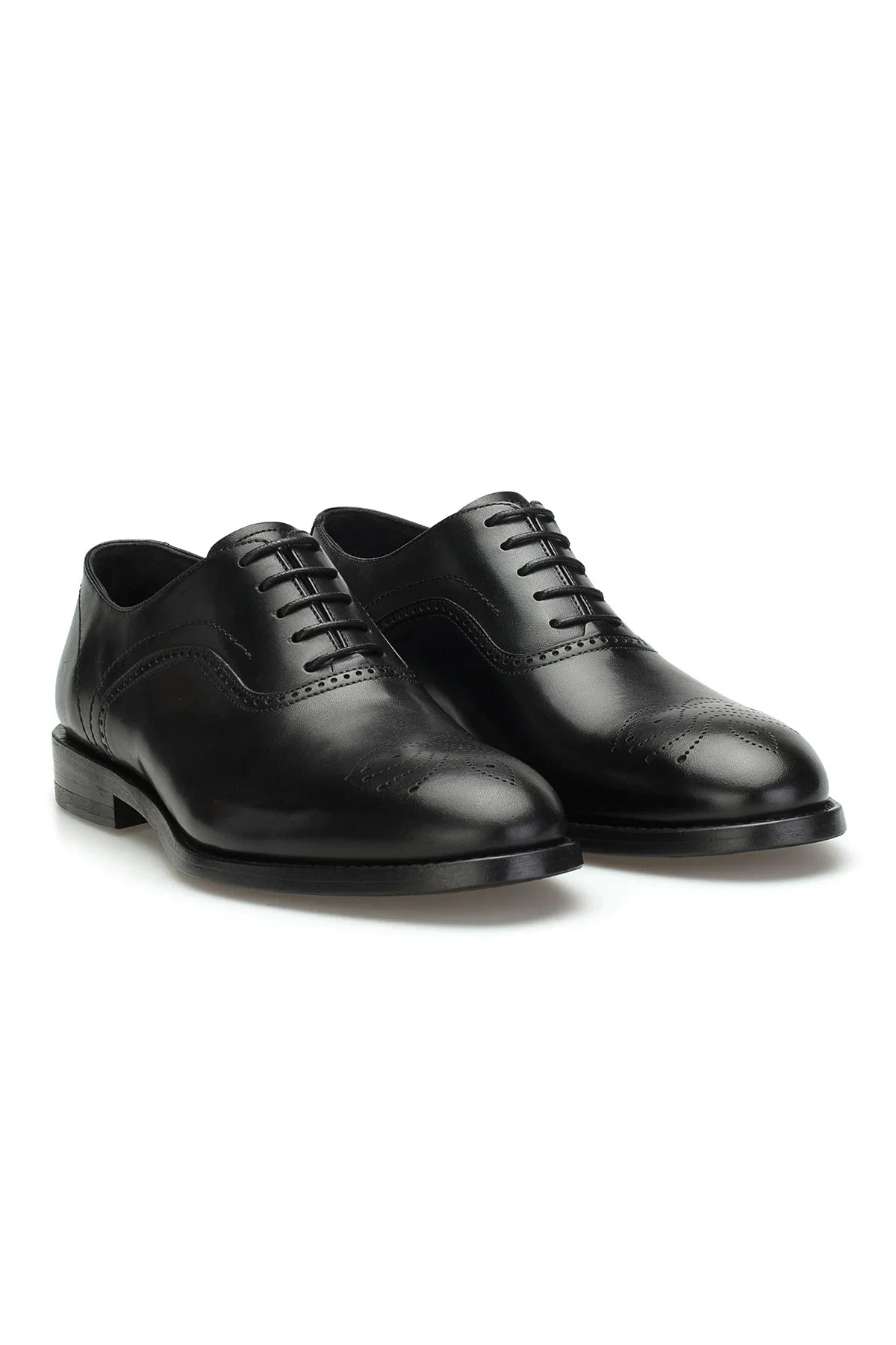 Vorderansicht des schwarzen Herren Business-Schnürers aus Rindsleder – elegante Rundspitze.