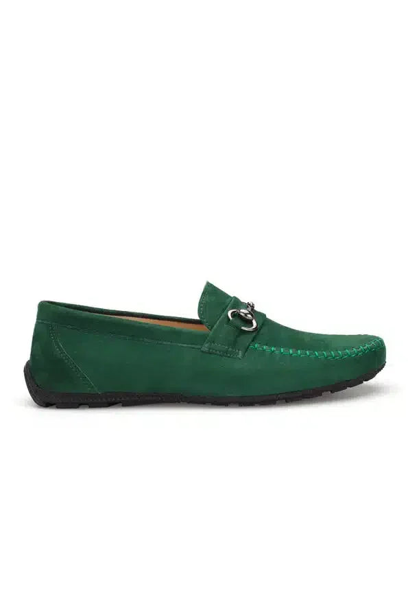 Vue de face du mocassin – élégante bout rond