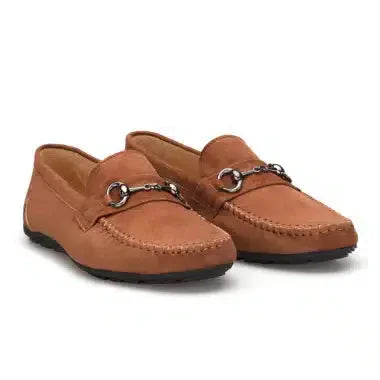 Vue de face du mocassin brun clair, mettant en valeur le fin détail en daim