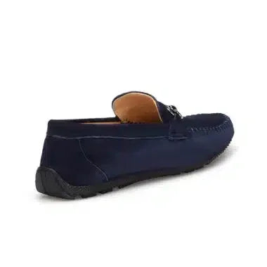 Vue détaillée du détail en daim au talon du mocassin bleu marine