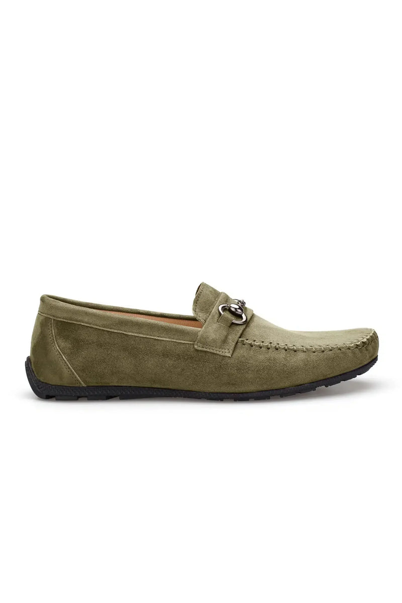 Seitliche Ansicht des Mokassins – elegante Silhouette mit Rundspitze in Olive Grün