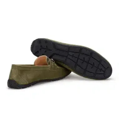 Vue arrière du mocassin – arrière épuré avec fin détail en daim en vert olive
