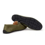 Rückansicht des Mokassins – schlichte Rückseite mit feinem Wildleder-Detail in Olive Grün