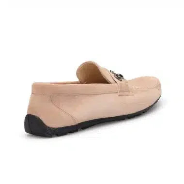 Rückansicht des beige Mokassins – klassische Silhouette im Alltag