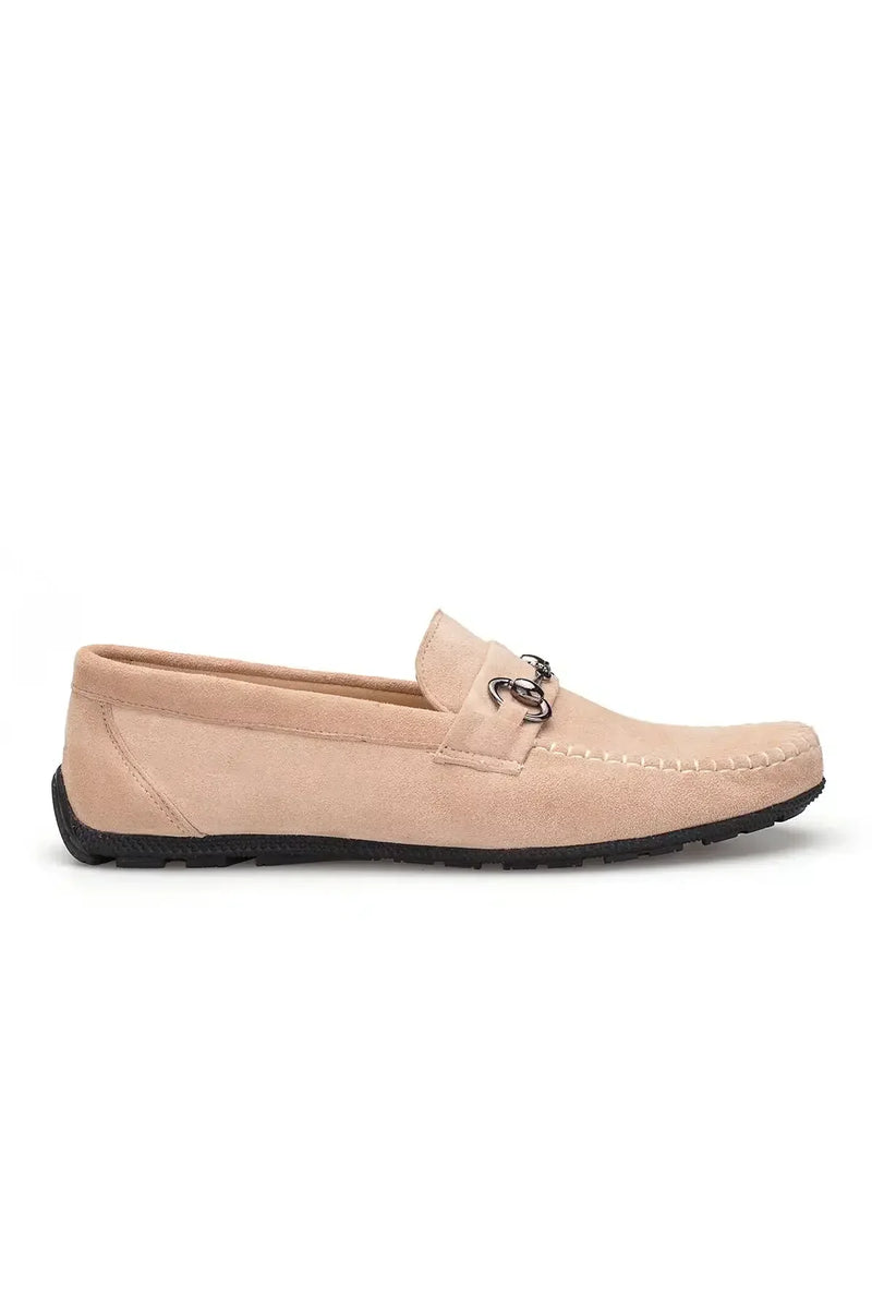 Seitliche Ansicht des beige Mokassins – feines Wildleder-Detail