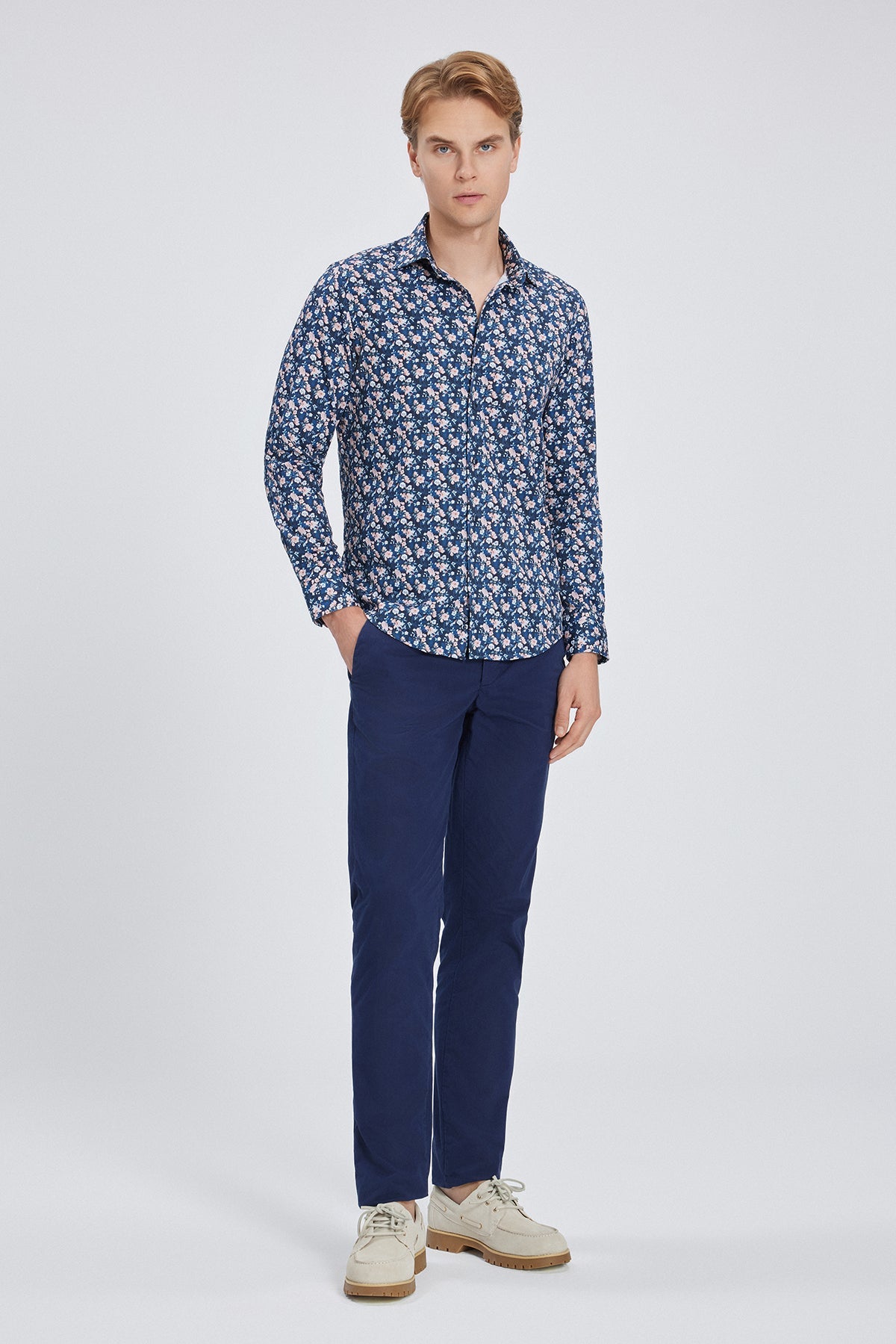 Vue de face de la chemise au fin motif floral, mettant en valeur la coupe Slim-Fit.