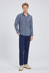Vorderansicht des Hemdes mit feinem Blumenmuster, betont die Slim-Fit Passform.
