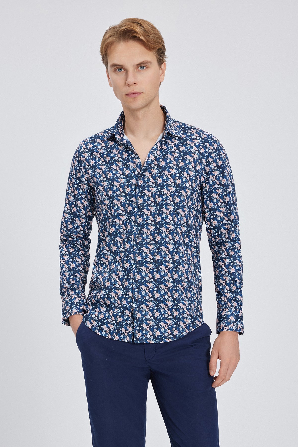 La chemise au quotidien : portée par une journée ensoleillée, elle révèle sa palette de couleurs naturelles.