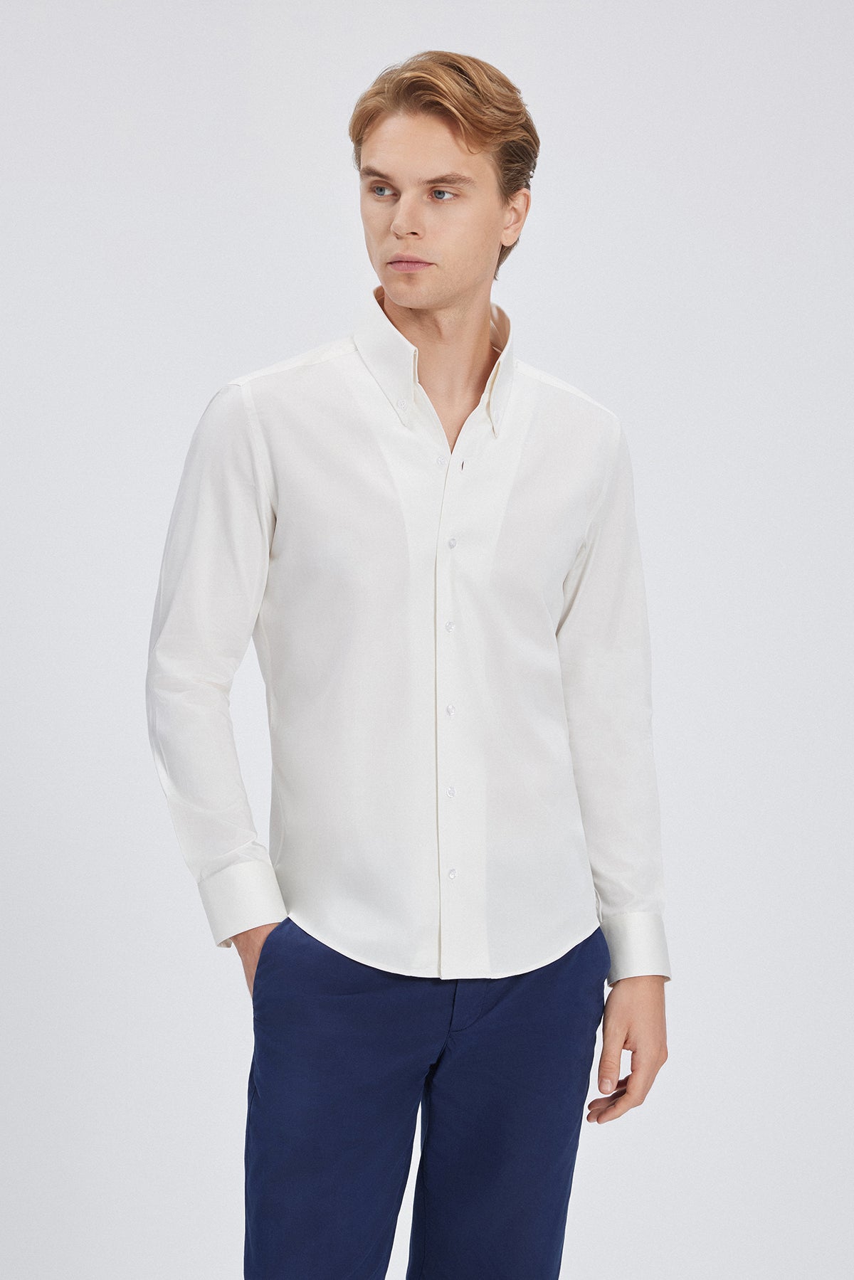Vorderansicht des cremfarbenen Hemdes mit hohem Button‑Down‑Kragen