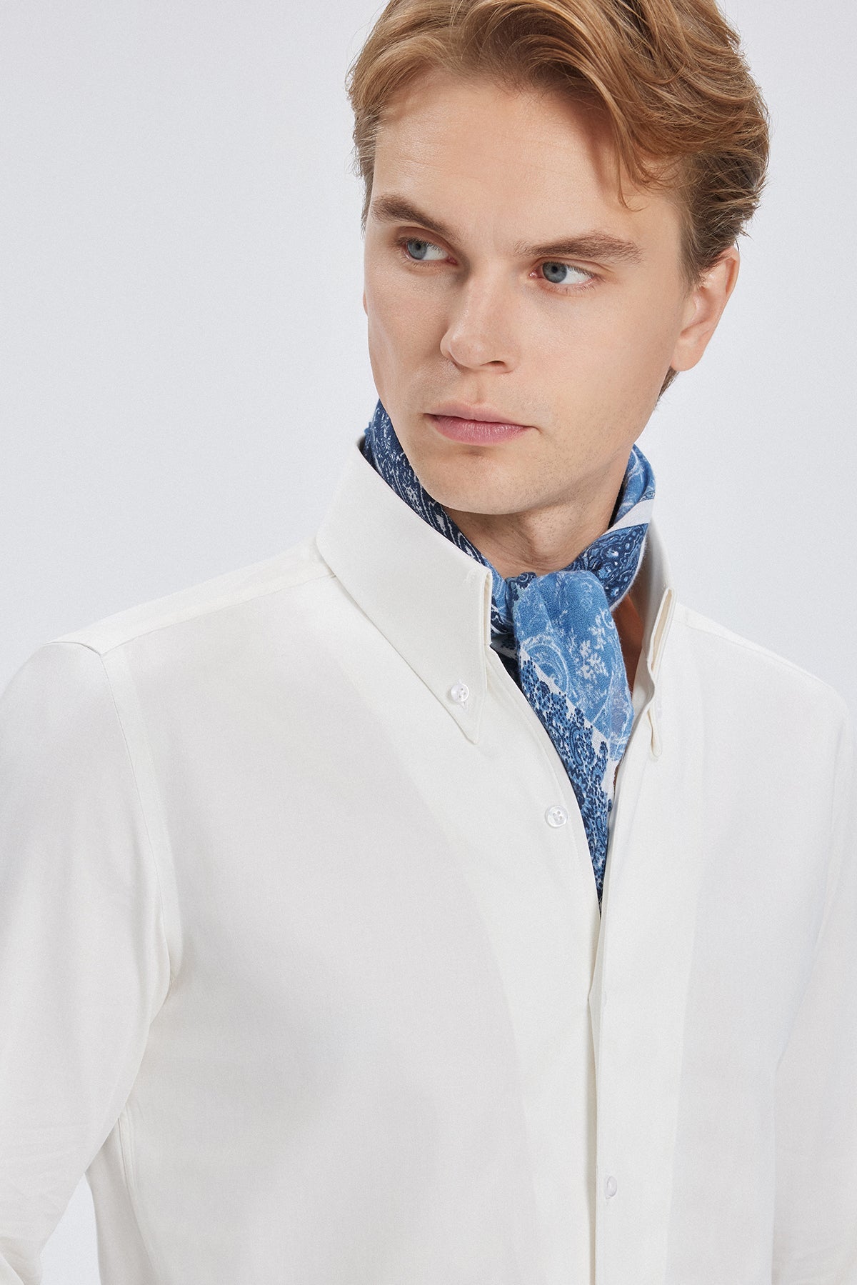 Detailaufnahme der Button‑Down‑Kragen‑Schließe des Hemdes
