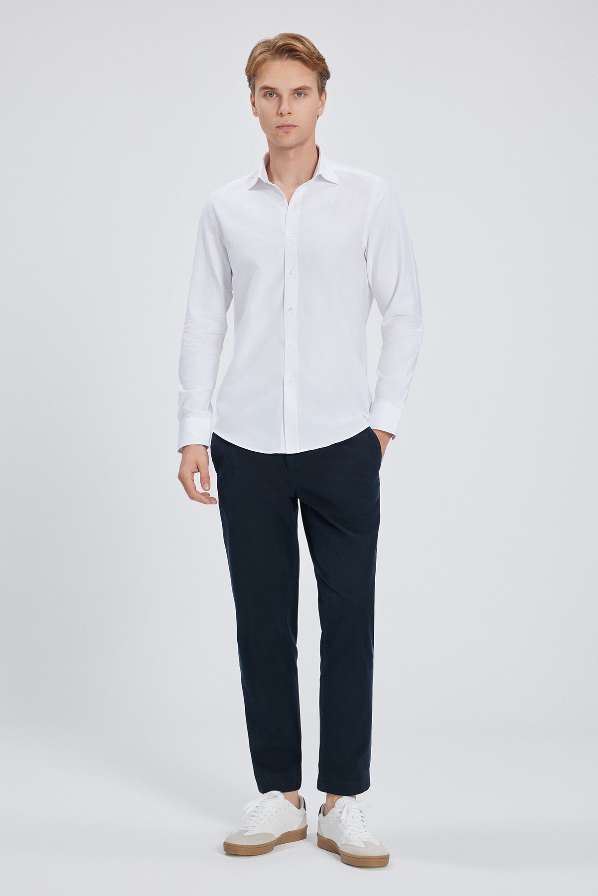 Detailaufnahme des Hemdkragens mit Button‑Down‑Stil, aus der Nähe