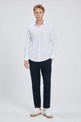 Detailaufnahme des Hemdkragens mit Button‑Down‑Stil, aus der Nähe