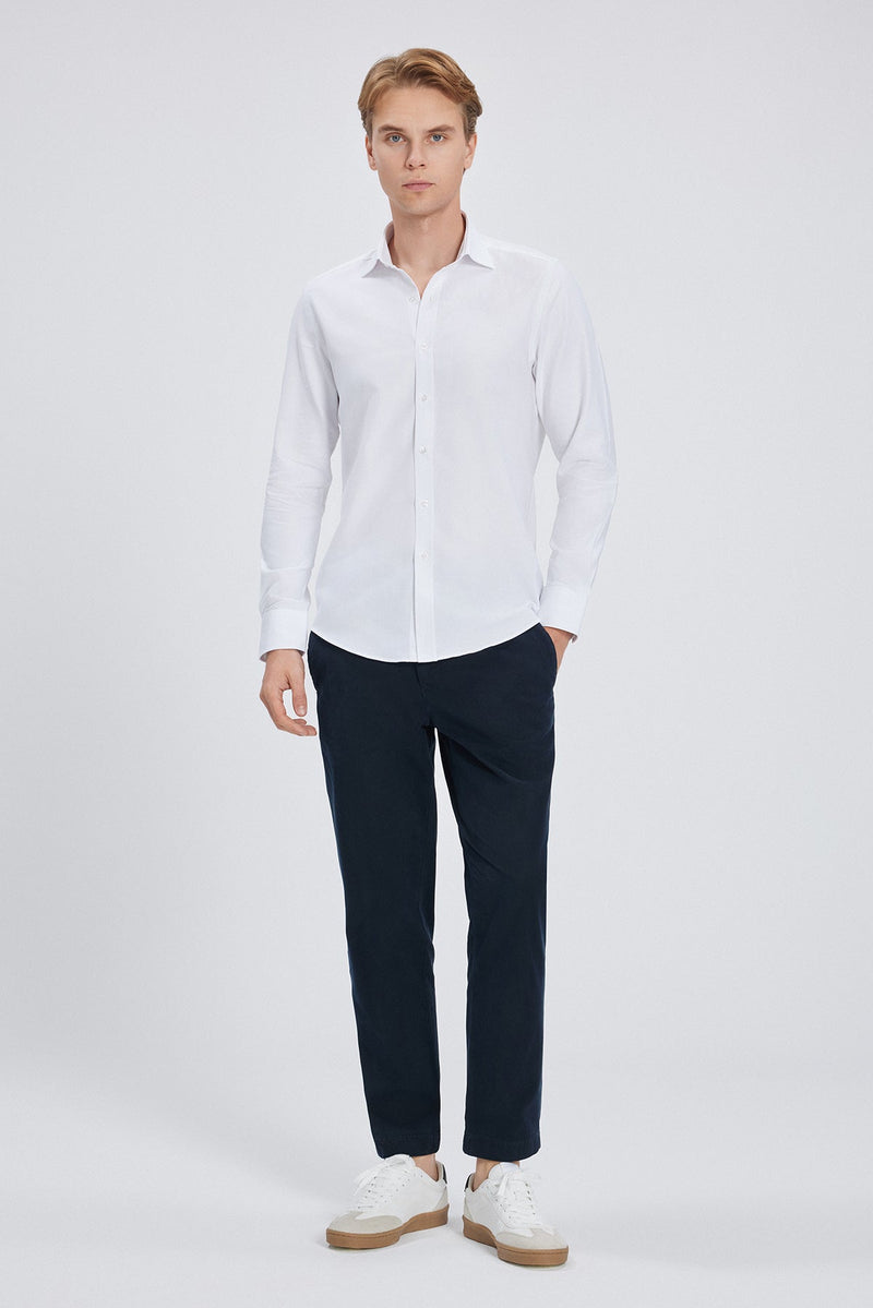Detailaufnahme des Hemdkragens mit Button‑Down‑Stil, aus der Nähe