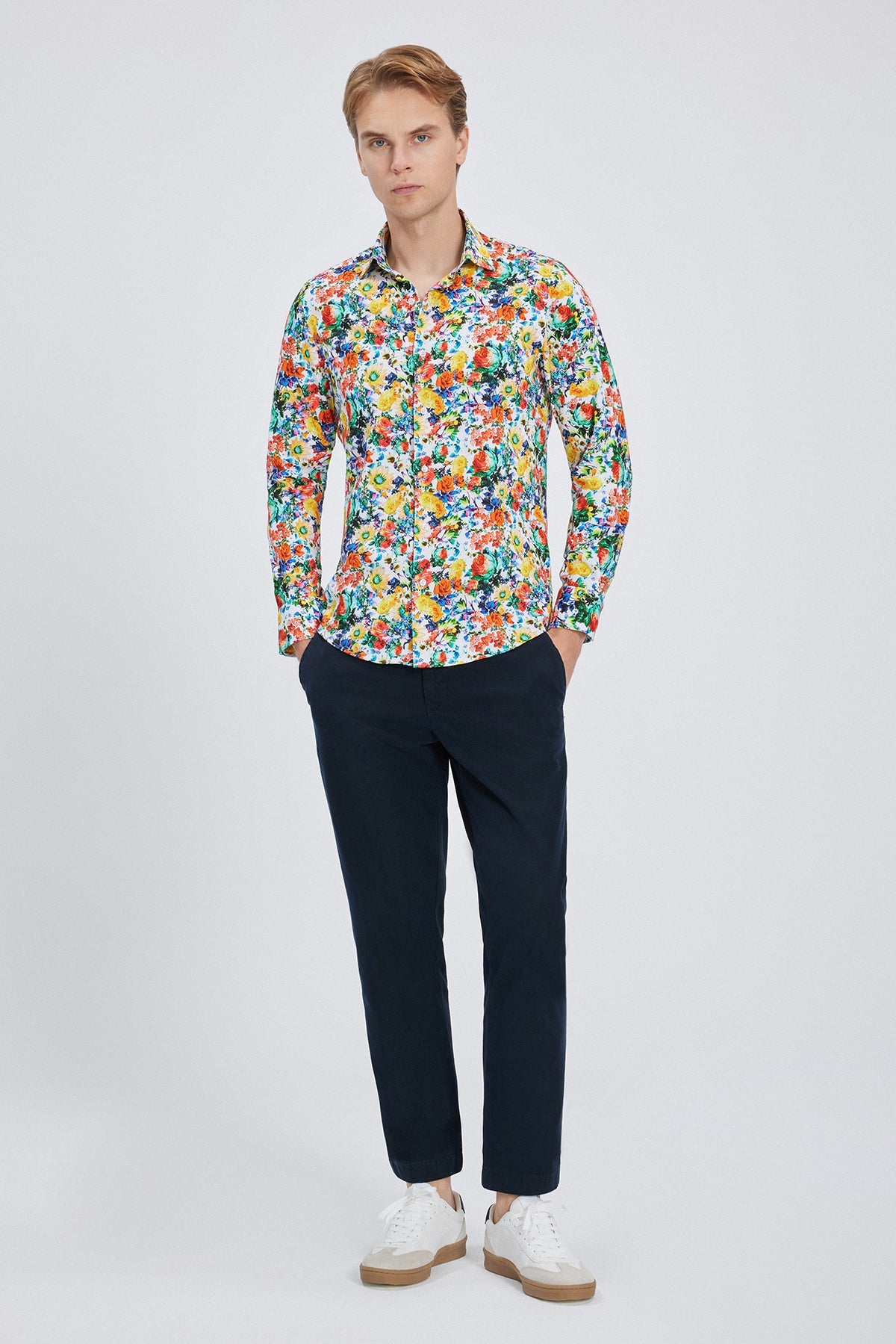 Seitlicher Blick auf das Slim Fit Hemd mit feinem Blumenmuster