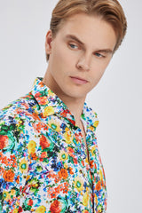 Modell trägt das Slim Fit Hemd mit Blumenmuster in Alltagssituation