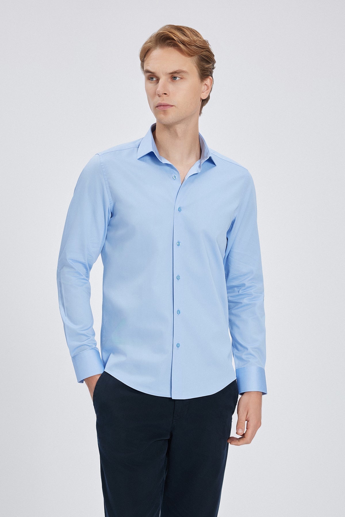 Rückenansicht des Slim Fit Business Hemds, zeigt die schmale Rückenlinie und das klare Design.