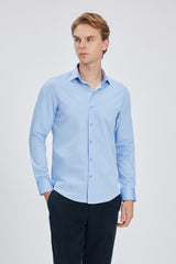 Rückenansicht des Slim Fit Business Hemds, zeigt die schmale Rückenlinie und das klare Design.