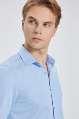 Detailaufnahme der feinen Satinierung des Baumwollstoffs im Slim Fit Business Hemd, hellblau.