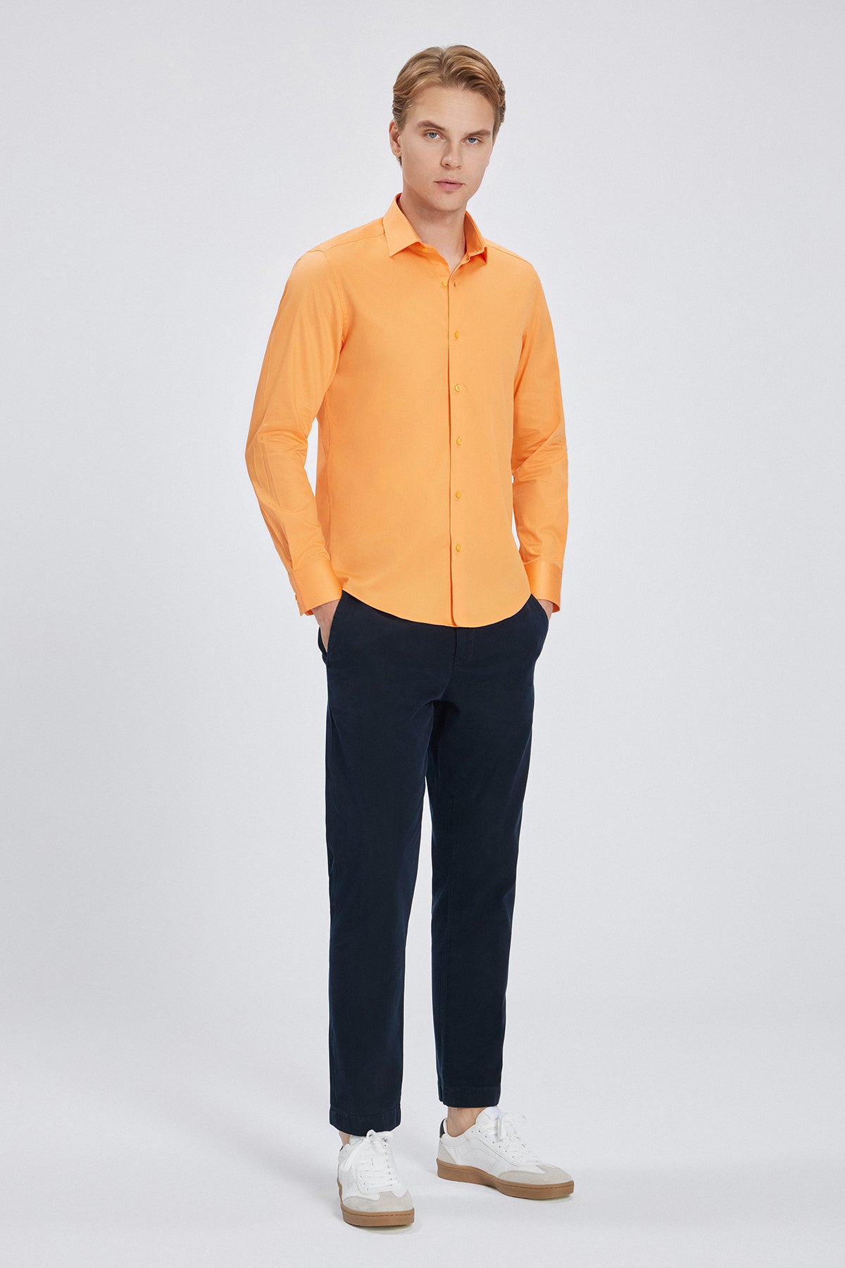 Vue complète de la chemise orange slim fit, portée par un homme élégant.