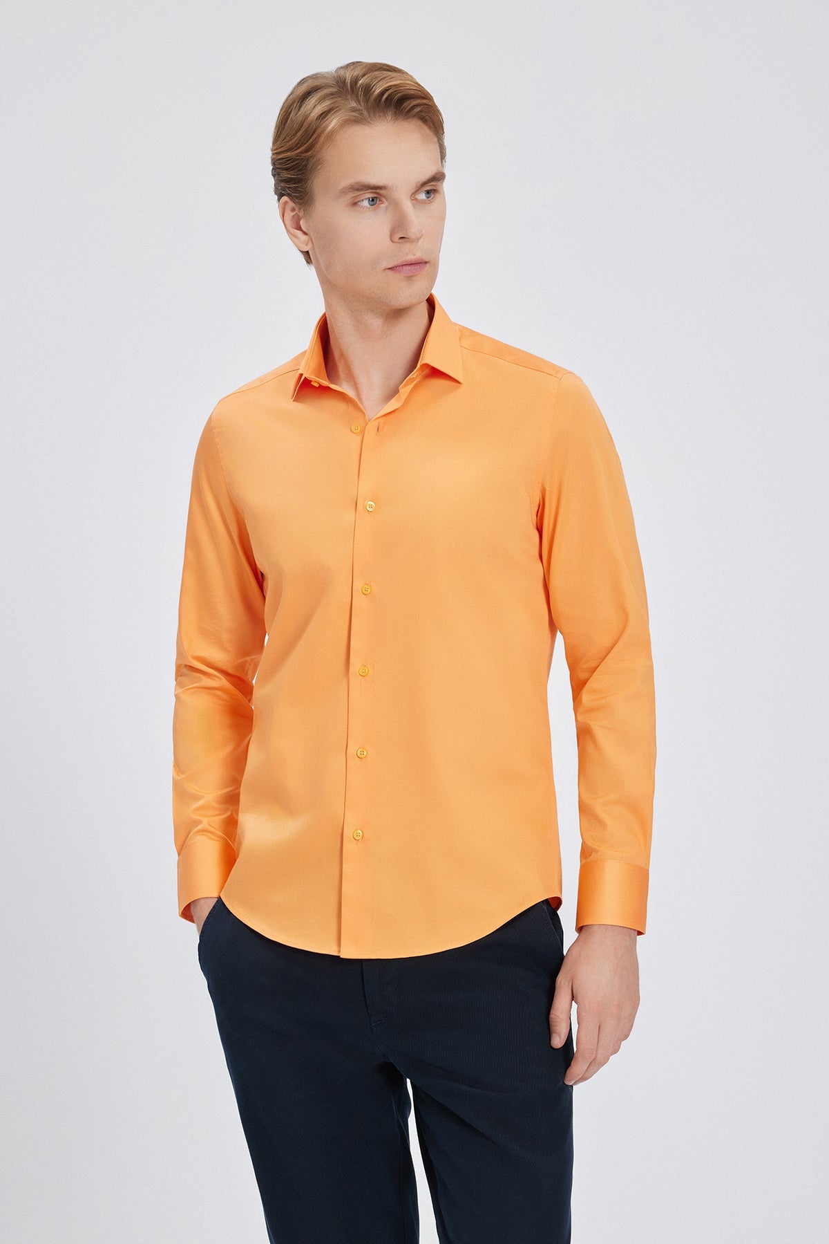 Chemise au quotidien : portée sur un lieu de travail moderne, l'orange souligne le professionnalisme.