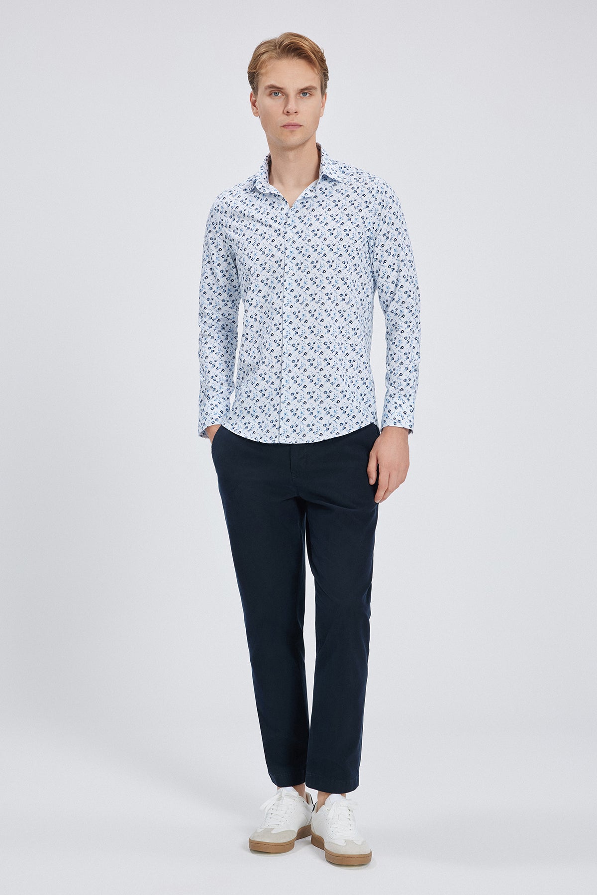 Seitliche Ansicht des Slim-Fit Hemdes mit feinem Blumenmuster