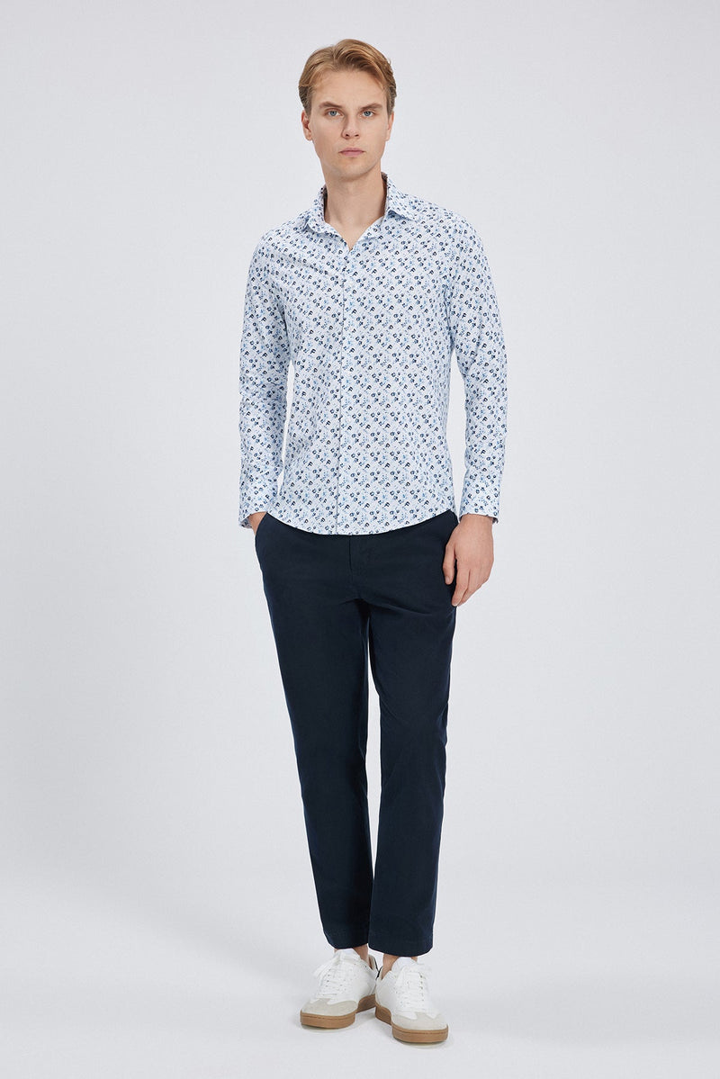 Seitliche Ansicht des Slim-Fit Hemdes mit feinem Blumenmuster