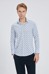 Modell trägt das Slim-Fit Hemd in Weiß-Blau bei Tageslicht
