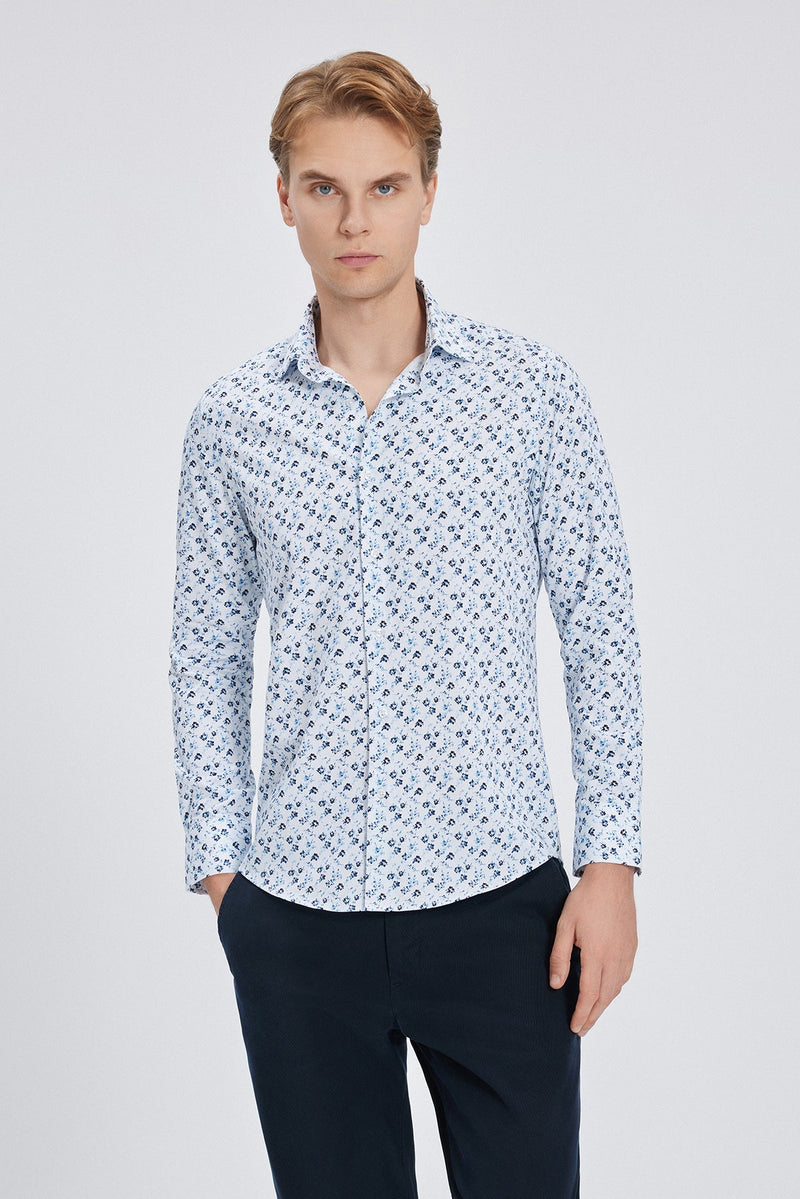 Modell trägt das Slim-Fit Hemd in Weiß-Blau bei Tageslicht
