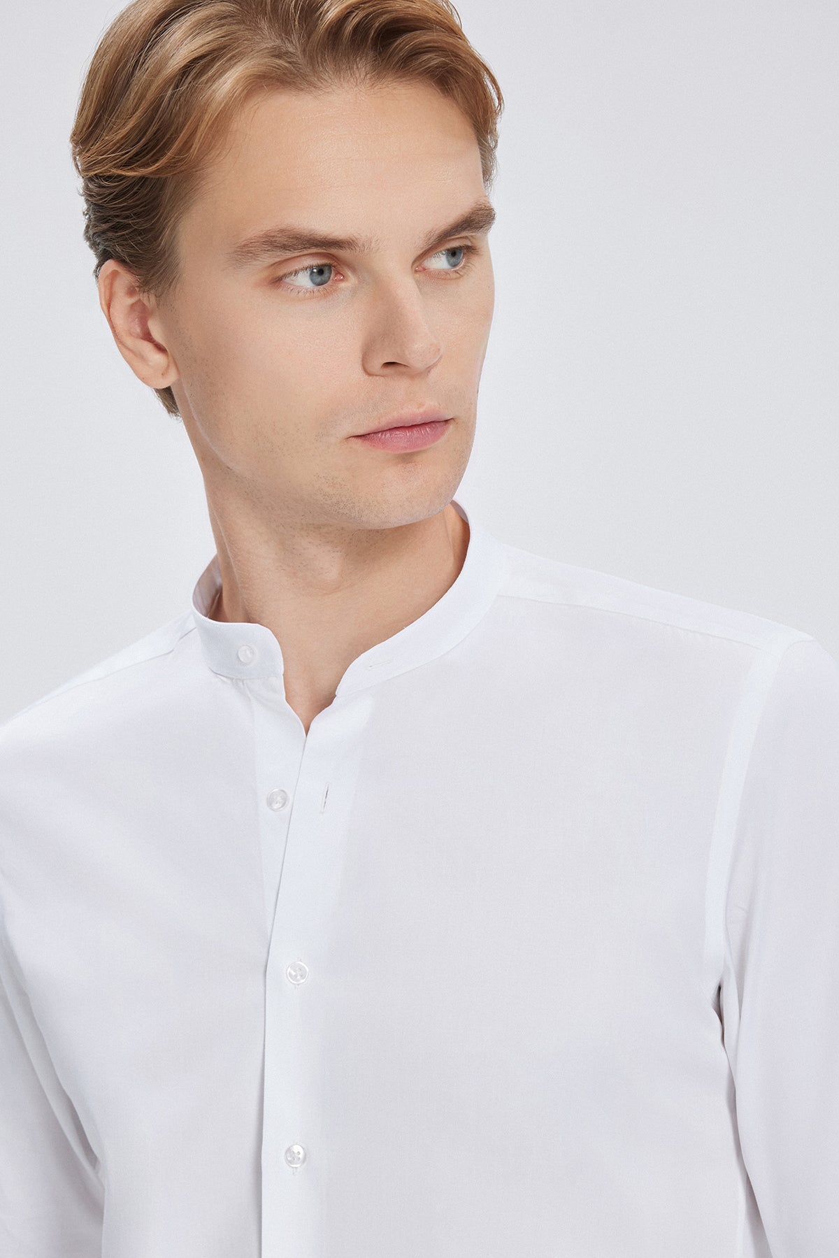 Seitenansicht des Slim‑Fit Herrenhemds, lange Ärmel, weiße Farbe.