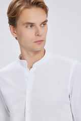 Seitenansicht des Slim‑Fit Herrenhemds, lange Ärmel, weiße Farbe.