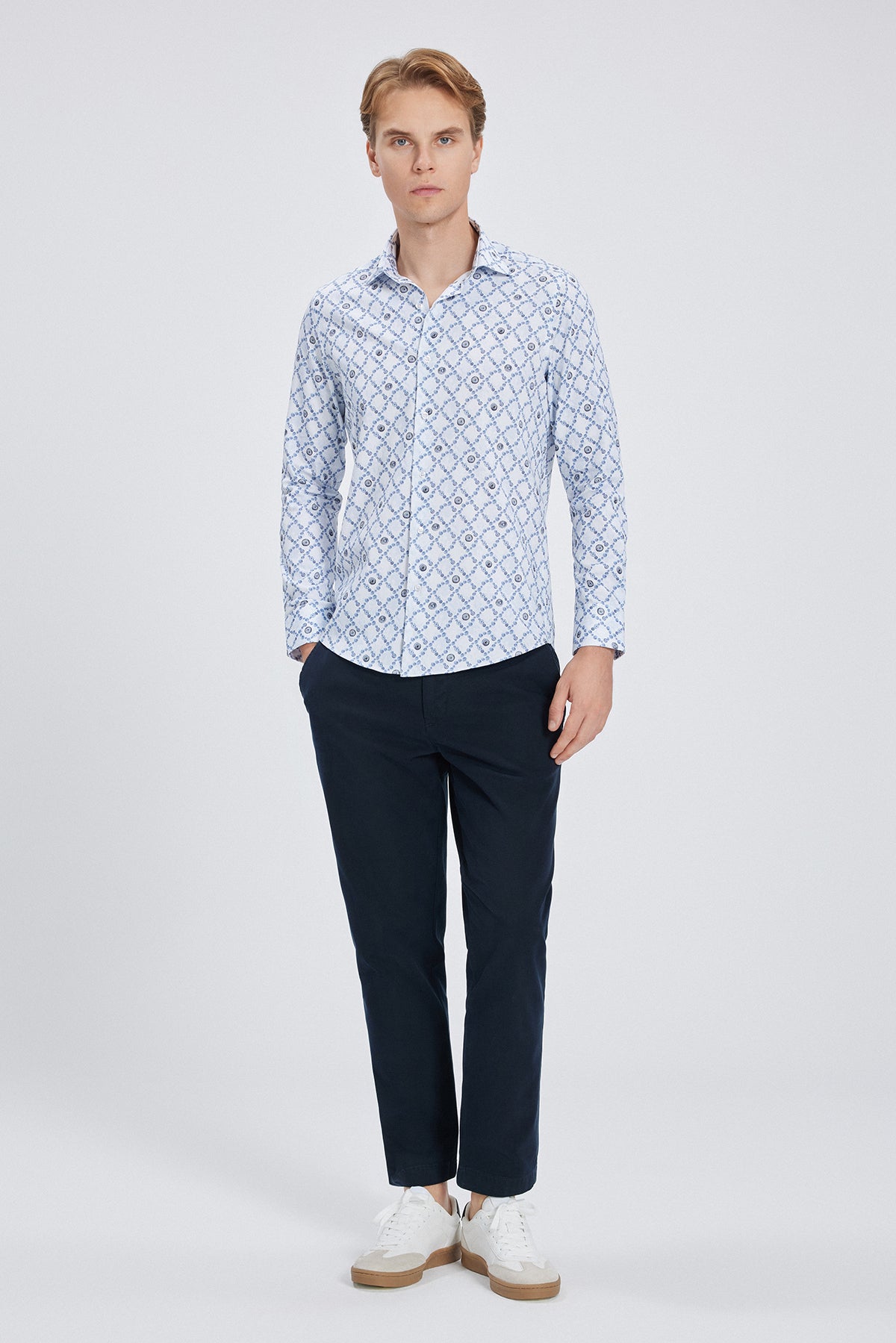 Profil de la chemise Slim Fit mettant en valeur la texture satinée