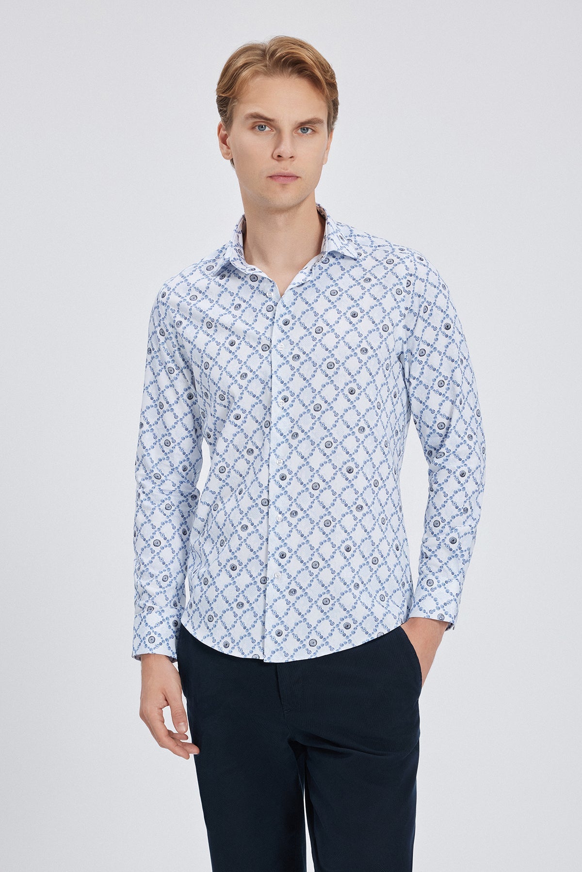 Le modèle porte la chemise Slim Fit dans un cadre de bureau décontracté