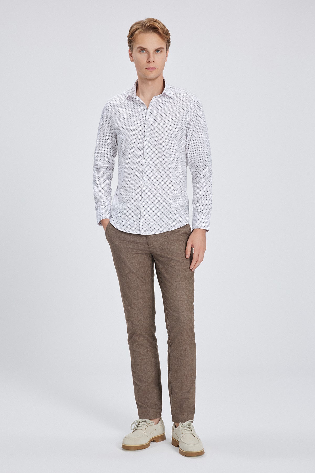 Front view of Slim Fit Hemd showcasing subtle floral pattern