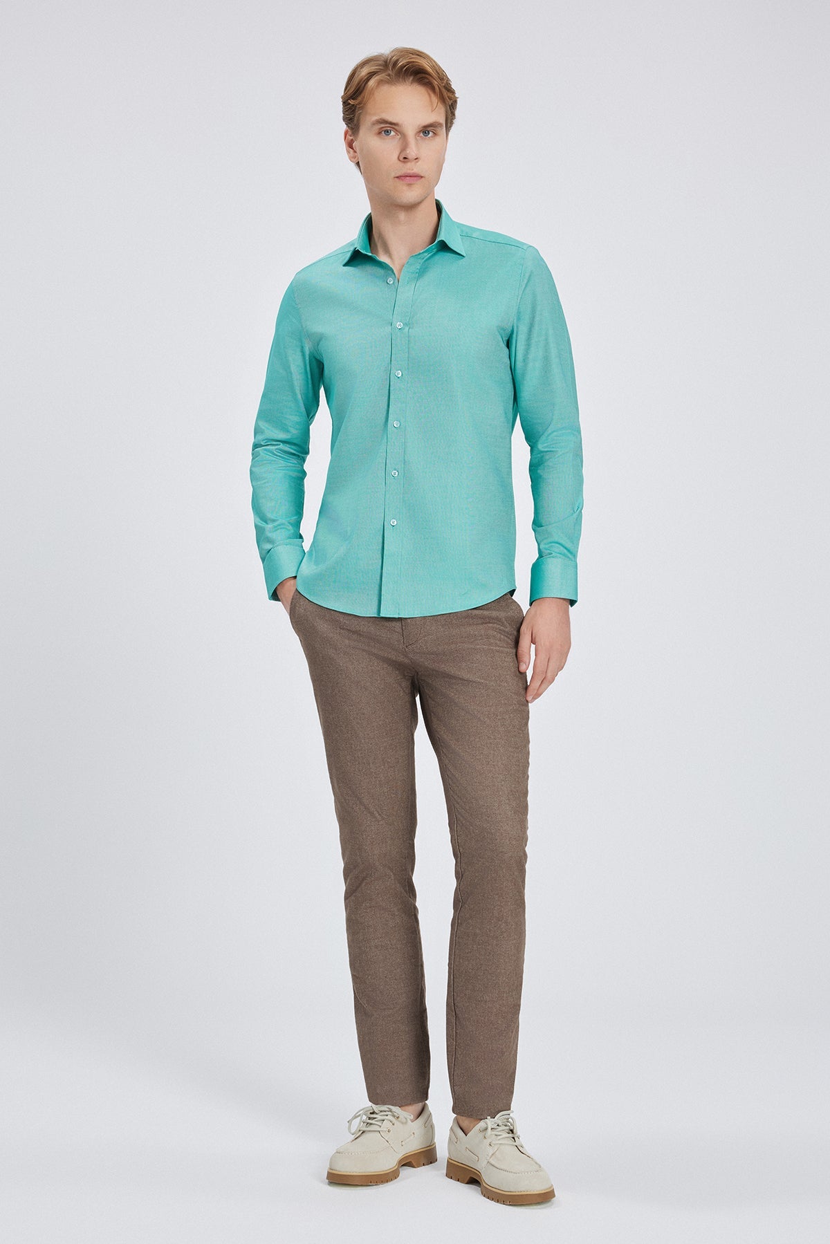 Vollansicht des grünen Slim Fit Hemds mit Button-Down-Kragen und nahtloser Oxford-Baumwollstruktur.