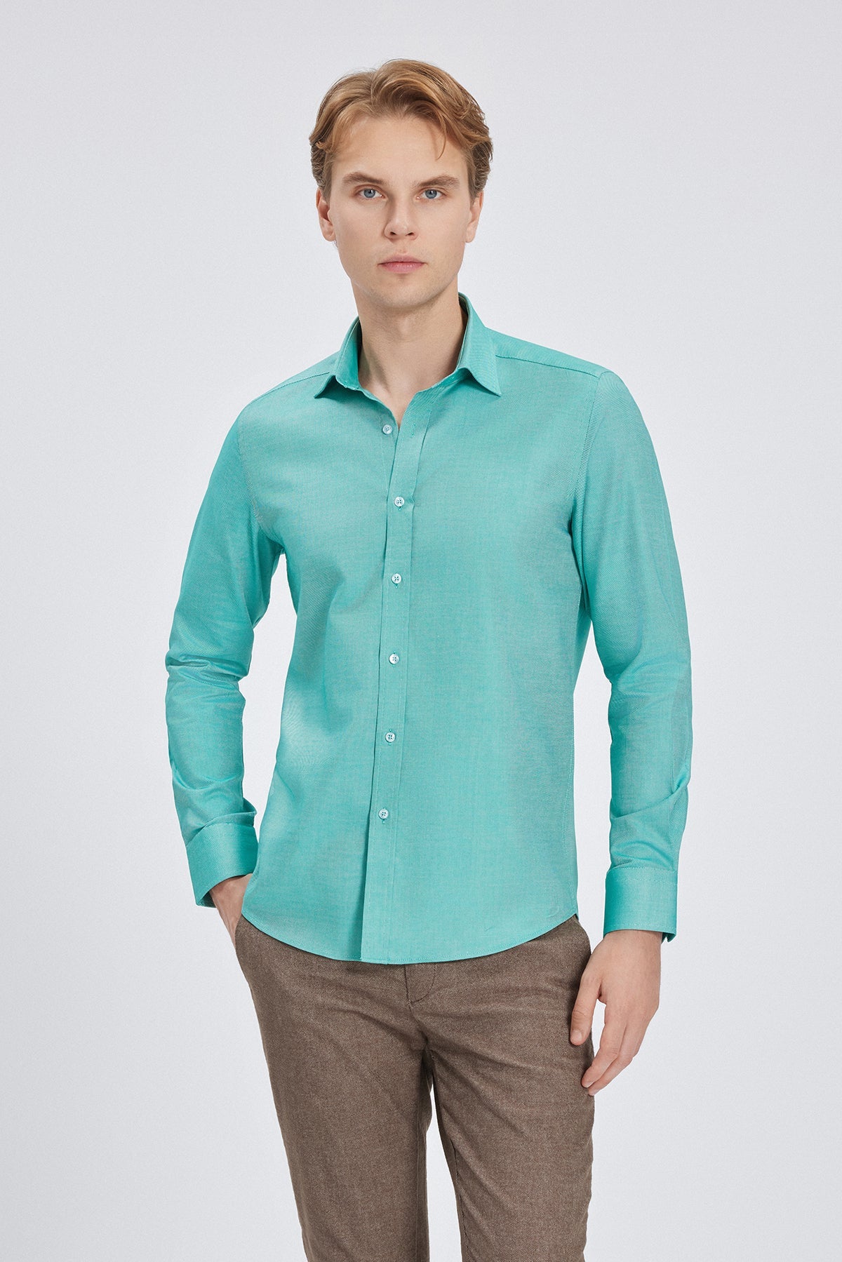 Detailansicht der Kent-Kragenstruktur und des Button-Down-Designs im grünen Slim Fit Hemd.