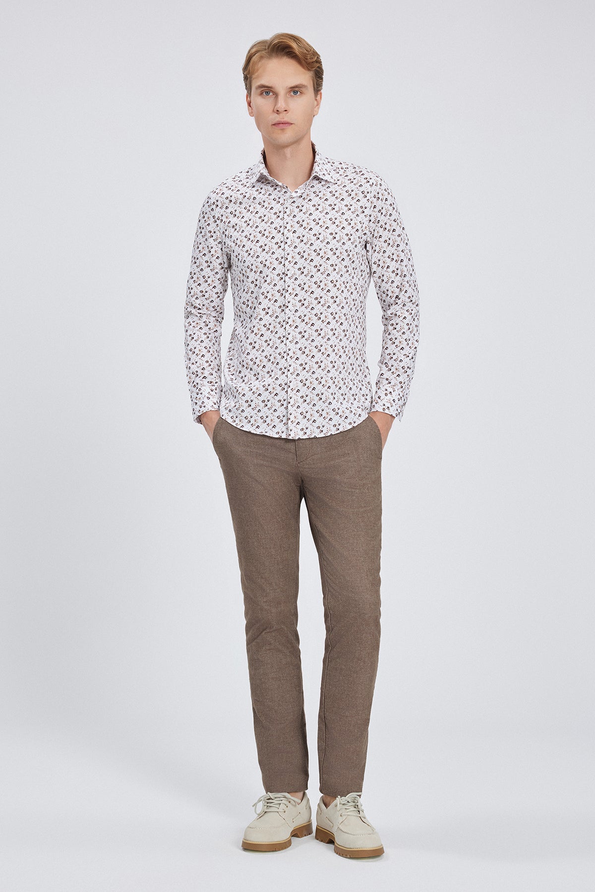 Vue détaillée du fin motif floral sur la chemise, mettant en valeur la texture haut de gamme.