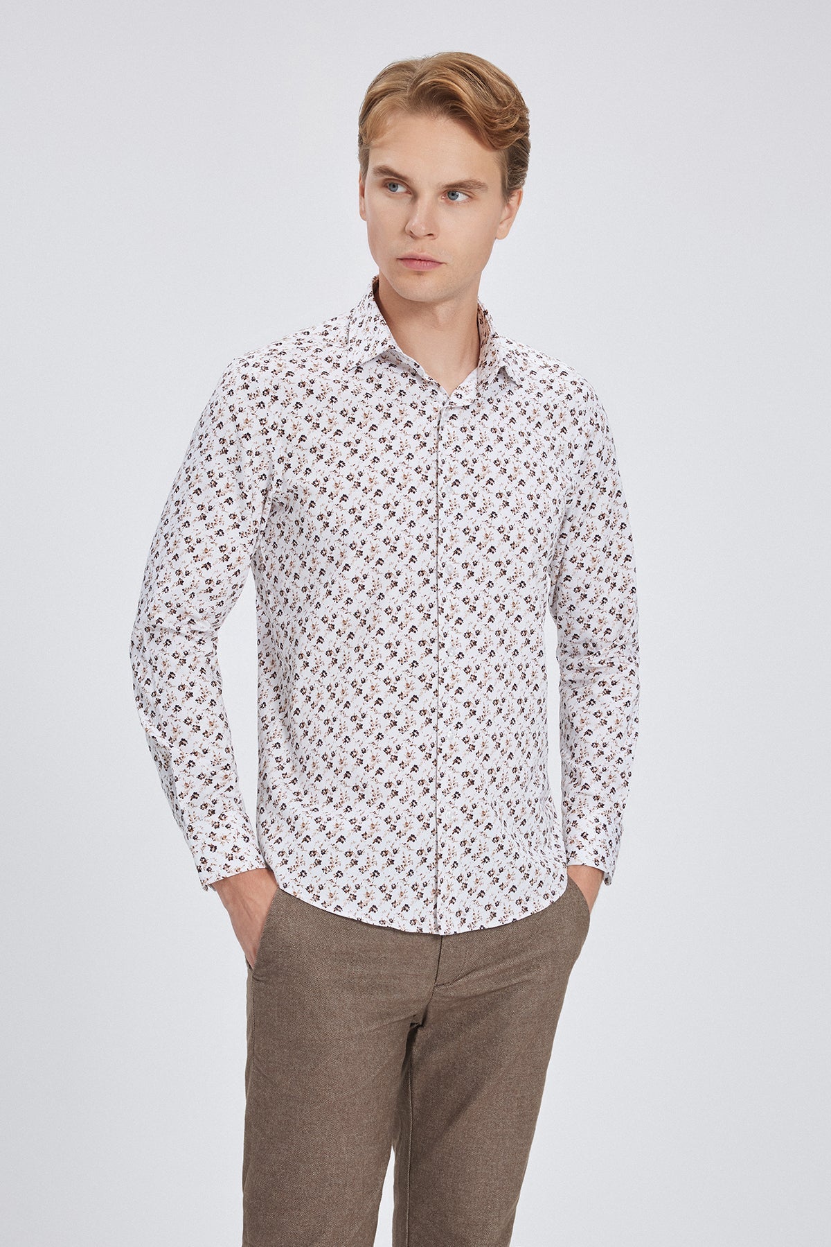 Vue arrière de la chemise, montrant la patte de cravate classique et le logo discret.