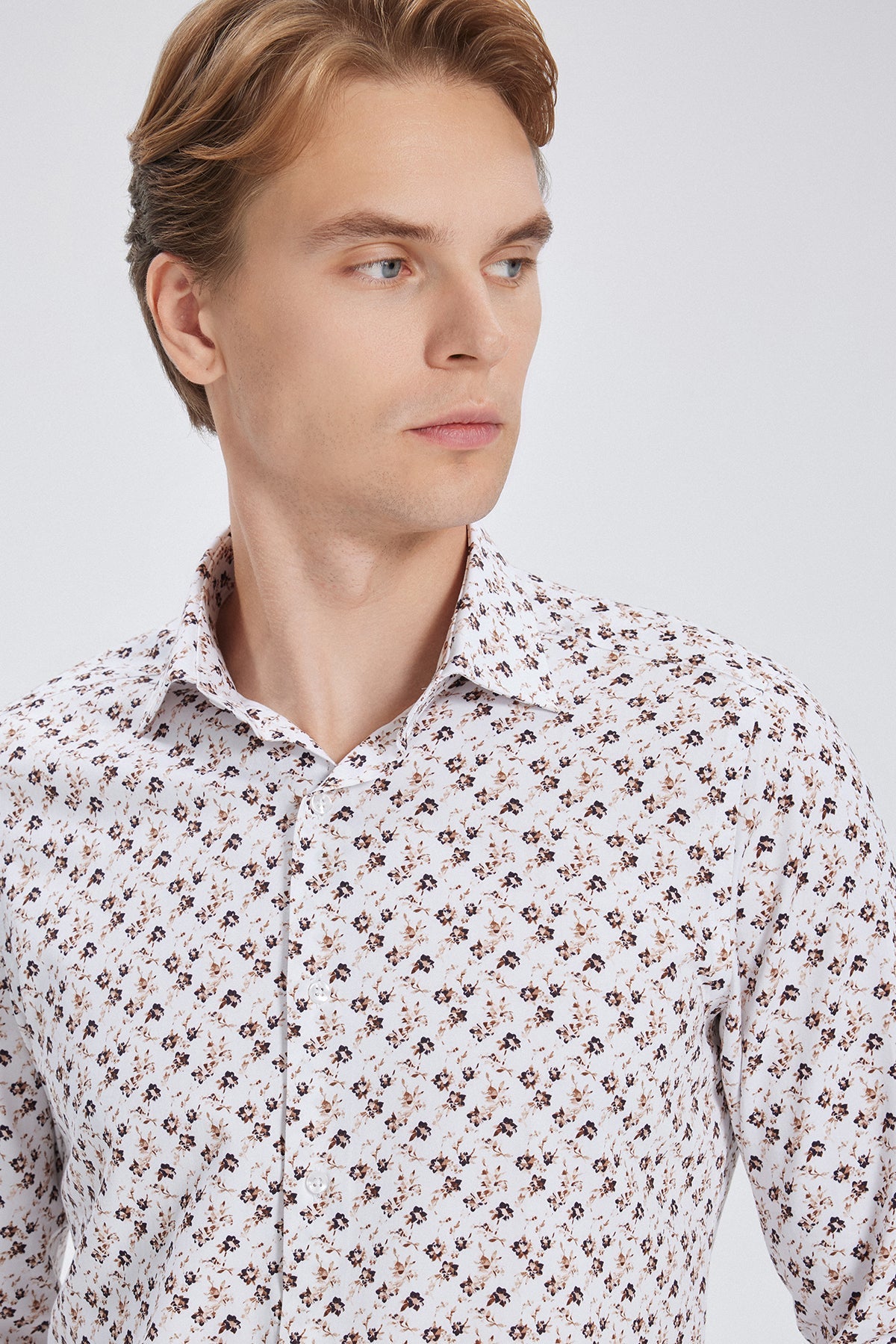 Gros plan sur le col et la patte de boutonnage, donnant à la chemise un look élégant.