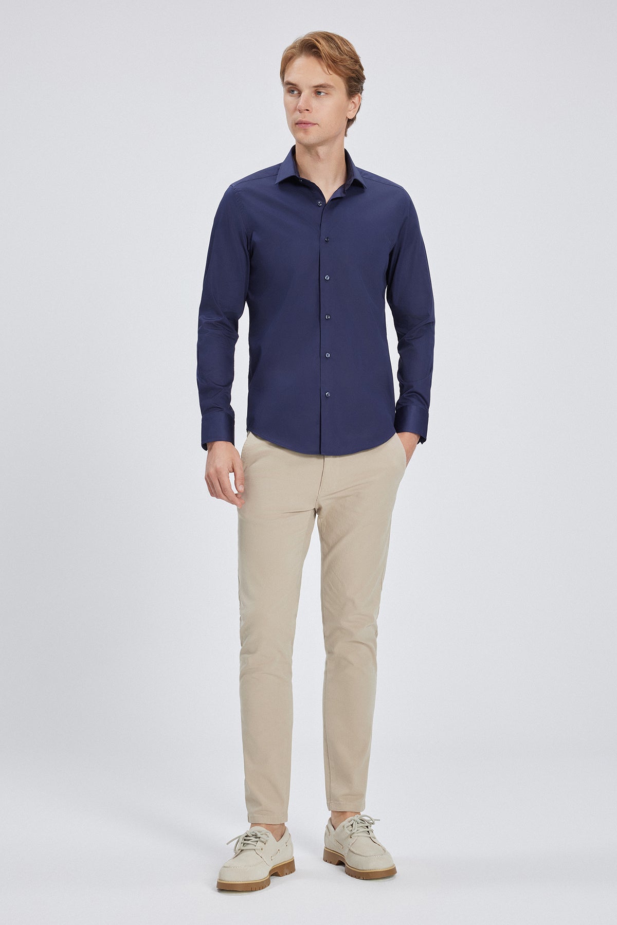 Seitliche Aufnahme des Navy-Blau Slim Fit Hemdes, betont die schlanke Passform