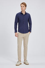 Seitliche Aufnahme des Navy-Blau Slim Fit Hemdes, betont die schlanke Passform